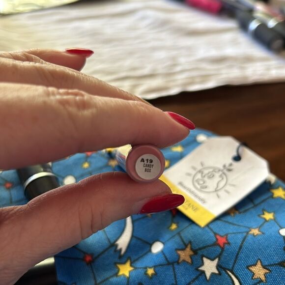 Mac 2 mini lipsticks and 1 lipglass l’Occitane new cosmetic bag - Picture 6 of 16